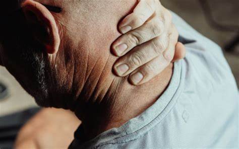 Wrong sitting causes old age is seen in the neck before the face